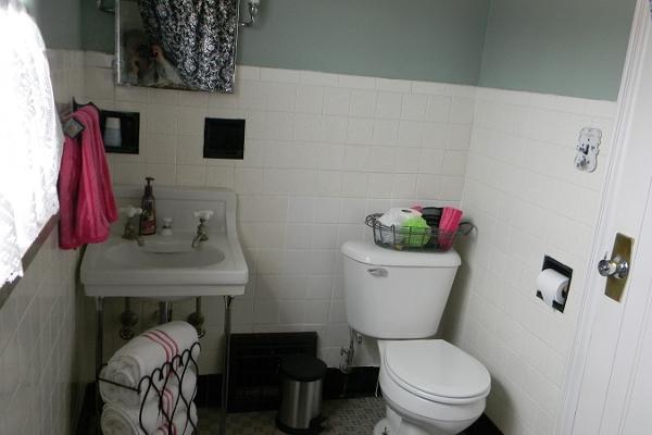 Bathroom shared between Graceland and Hope Rooms on upper floor