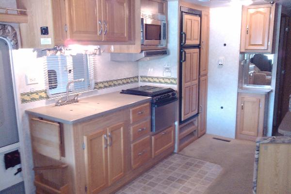 Full Kitchen with fridge/freezer, stove/oven, microwave, double kitchen sink, pantry cabinet