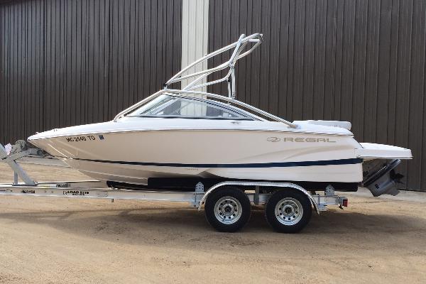Bowrider: 20ft Regal 1900 SE w/225hp - Wakeboard Tower