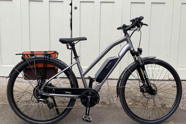 midrange ebike with 4 level assist, hydrolic disk brakes, front suspension, 2 paneers, helmet and lock