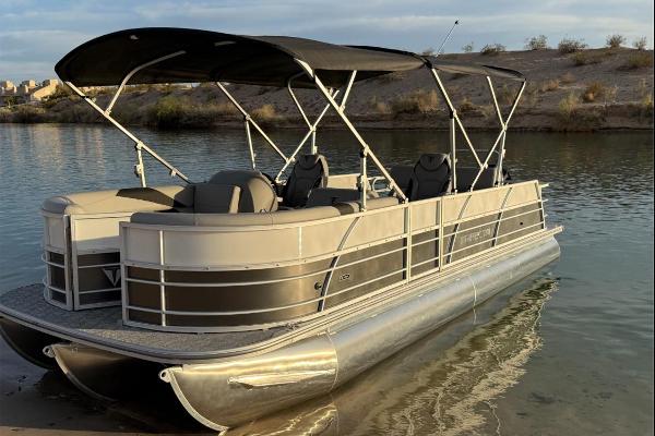 2025 Trifecta 25’ Tri-toon with 200hp Mercury