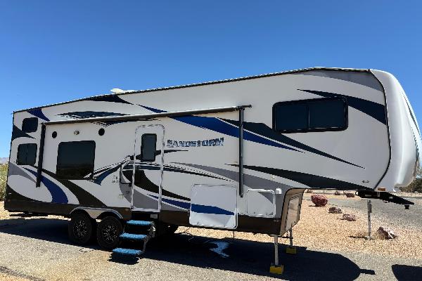 2018 Sandstorm Toyhauler 2 slide out with generator 