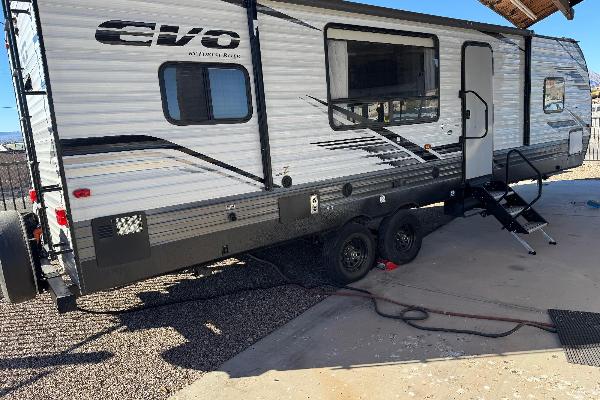 2022 EVO 27’ Travel Trailer with slide-out 