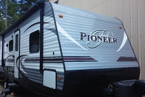 2015 Pioneer by Heartland, 29' with slide-out, Sleeps 8 to 10 people