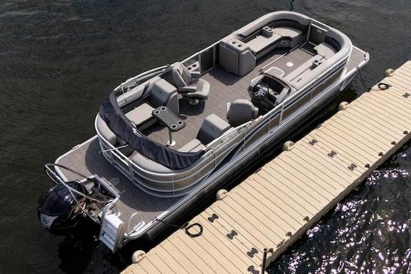 V6 HP Tritoon: 25ft Bennington w/250hp - colors/options may vary