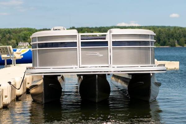 V6 HP Tritoon: 25ft Bennington w/250hp - colors/options may vary