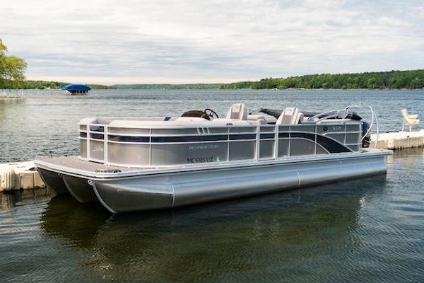 V6 HP Tritoon: 25ft Bennington w/250hp - colors/options may vary