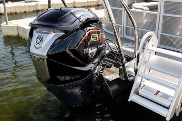 V6 HP Tritoon: 25ft Bennington w/250hp - colors/options may vary