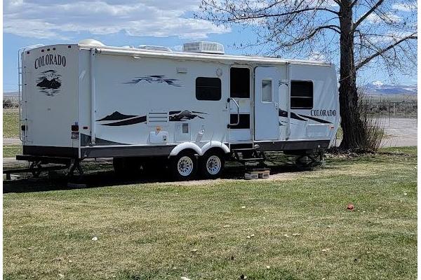 27' Travel Trailer with Slide Out that sleeps 4 Adults and 2 Kids.